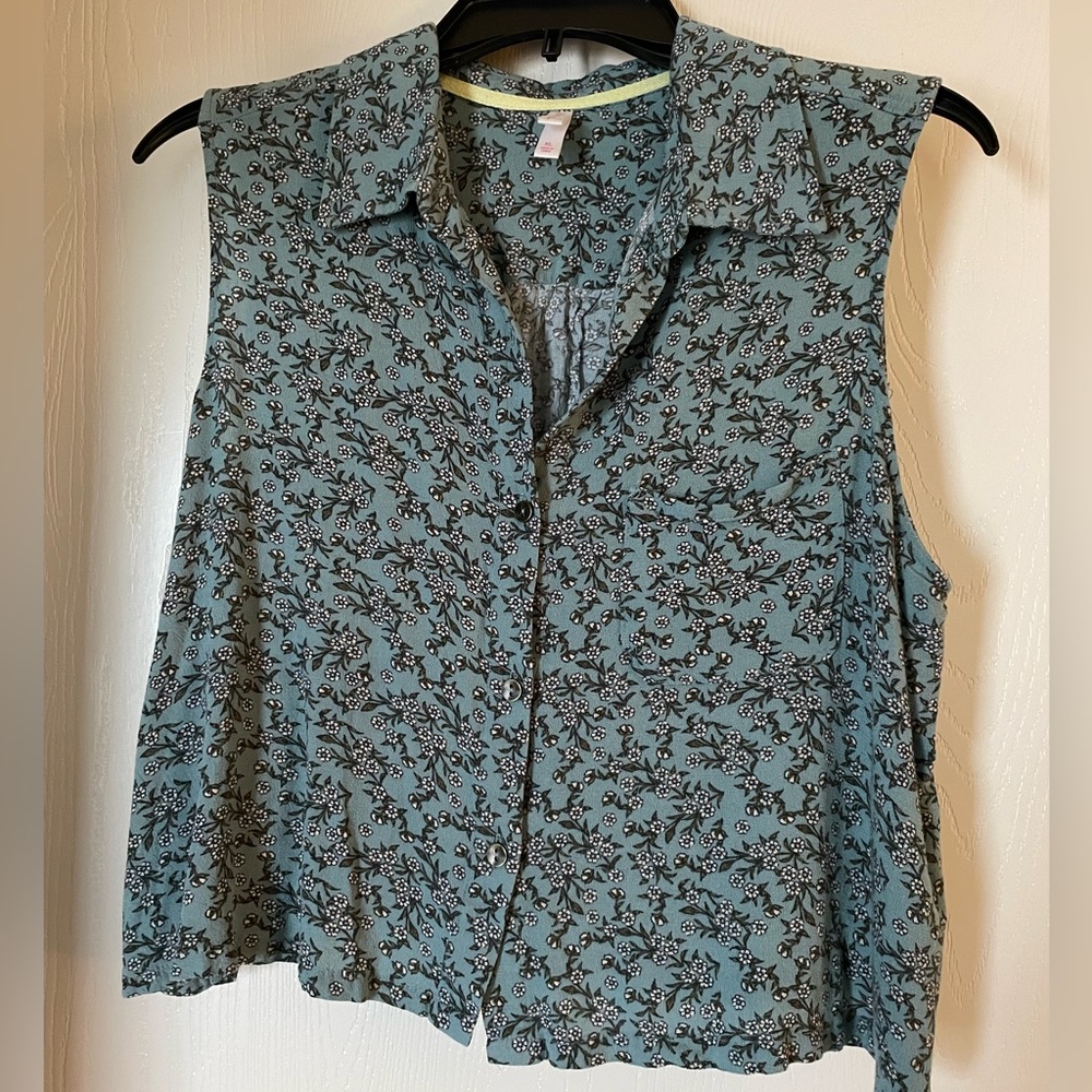 Blue Floral Sleeveless Top - blouse button down spring feminine summer crop top